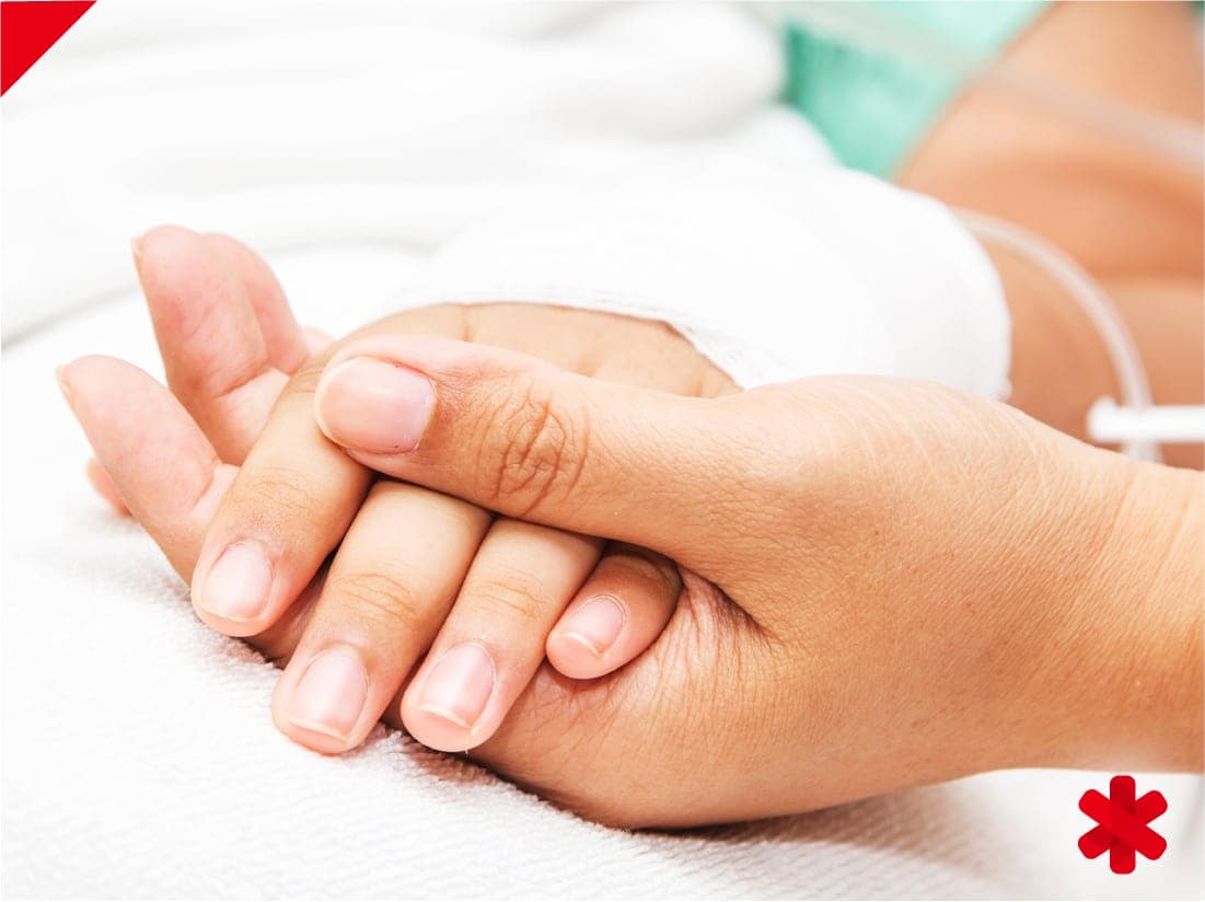 Manos entrelazadas durante un proceso de cuidado y acompañamiento