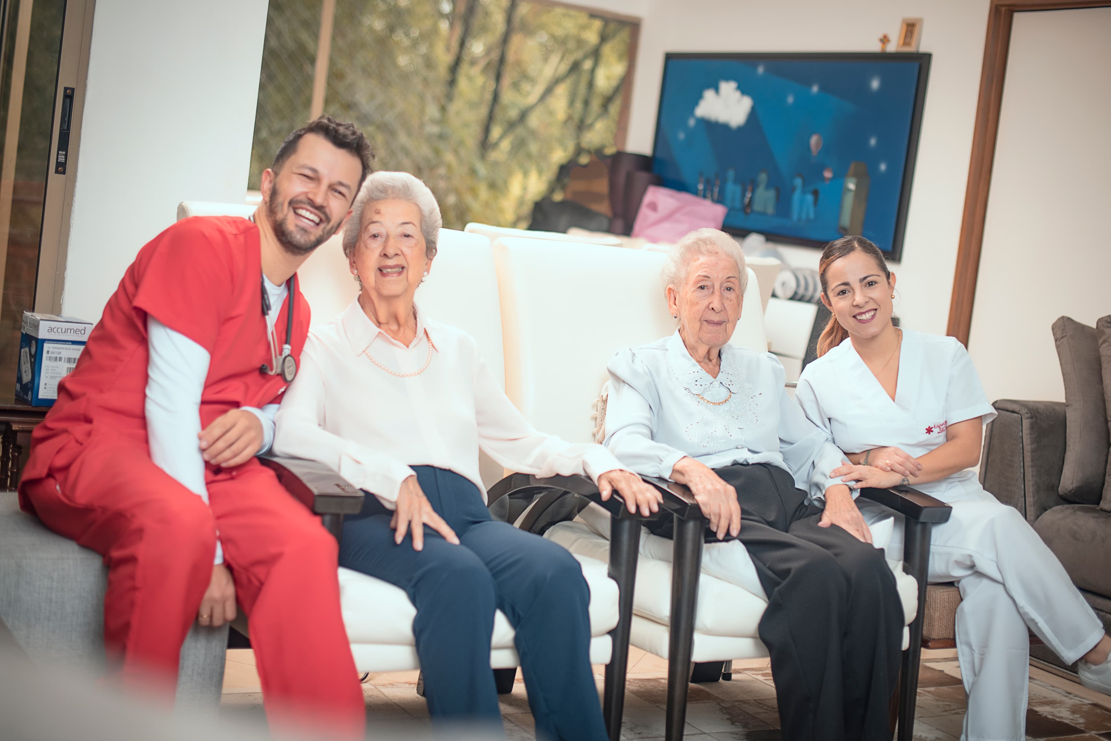 Equipo clínico y pacientes en un momento de bienestar