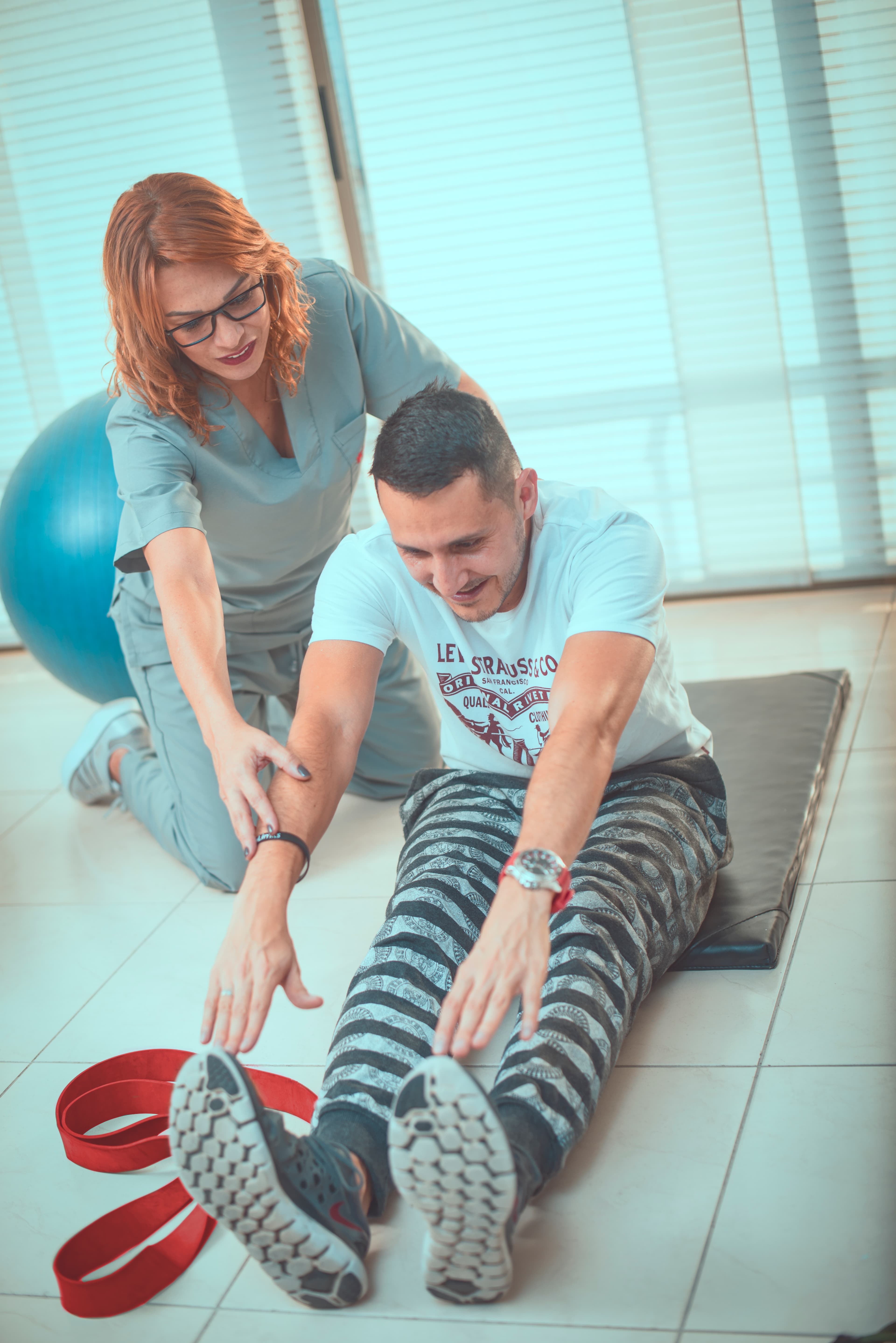 Paciente realizando estiramiento guiado junto a terapeuta